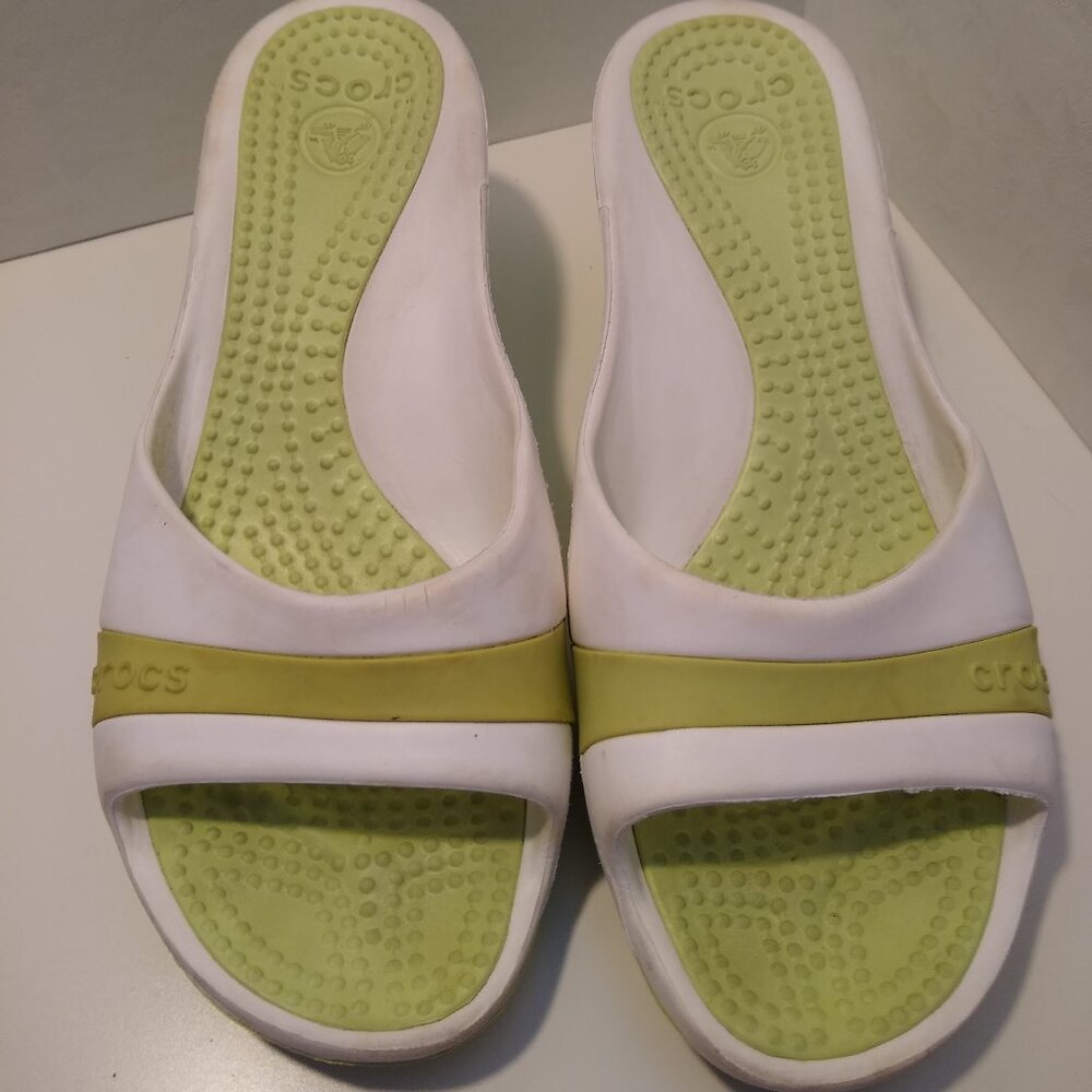 Crocs Sassari Wedge Sandals Women's size 9 White light green Open Toe Wedge Heel